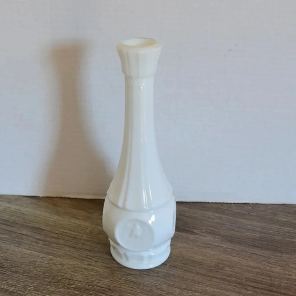 Vintage  Milk Glass Eagle Vase - Picture 1 of 8